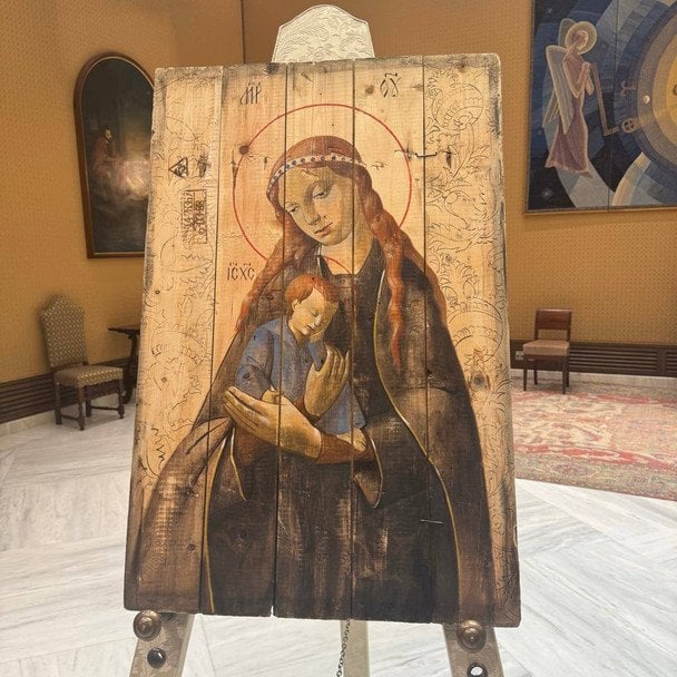 Ікона “Божа Матір з немовлям”, написана на фрагменті ящика з-під снарядів / © Володимир Зеленський