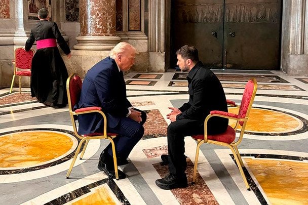 Трамп і Зеленський на переговорах у Ватикані / © Associated Press