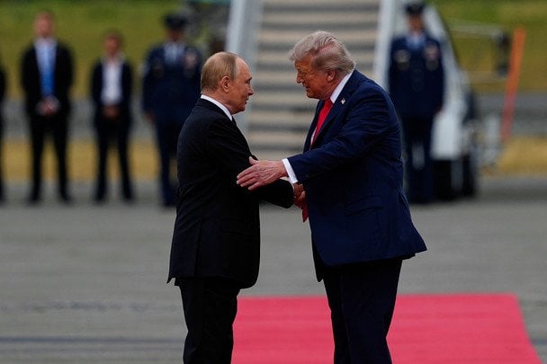 Дональд Трамп та Володимир Путін під час зустрічі на Алясці / © Associated Press