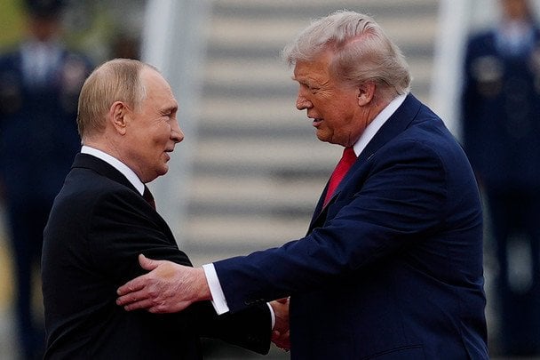 Президент Росії володимир Путін (праворуч) та США Дональд Трамп (ліворуч) під час саміту на Алясці 2025 рік / © Associated Press
