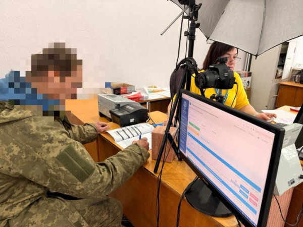 У Міграційній службі Одещини оформили ID-картки для військових Олександра, Івана та Богдана
