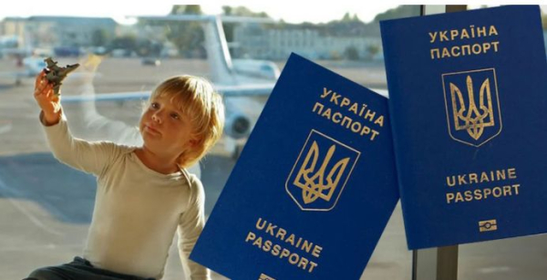 Чи може батько отримати закордонний паспорт дитини, якщо документи на оформлення подавала мати?