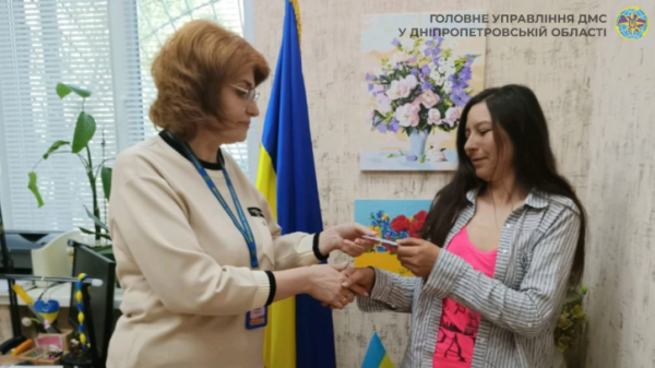 На Дніпропетровщині жінці вручили перший в її житті паспорт громадянина України у віці 40 років