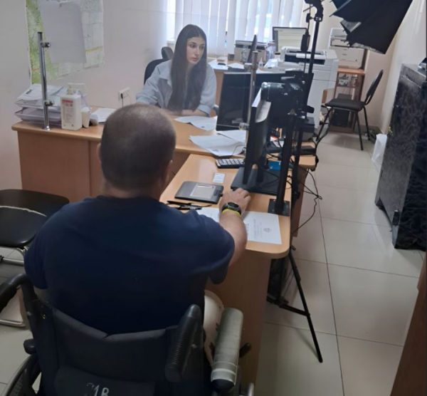Новий паспорт – доступ до державної підтримки: у Чернівцях військовослужбовцю оформили ID-картку
