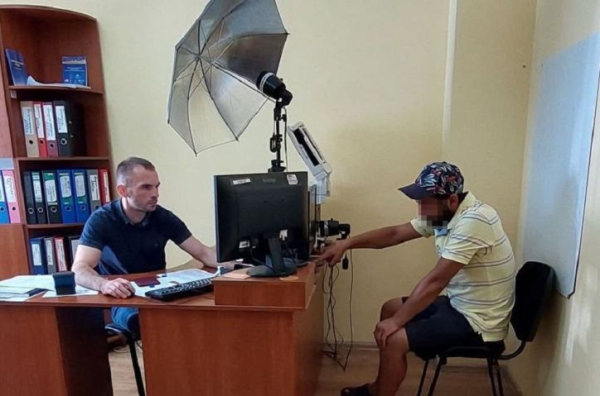 Не виїхав після скасування посвідки – іноземця зобов’язано залишити Україну