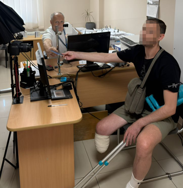 Паспортний сервіс без бар’єрів: у Чернівцях оформили закордонний паспорт важко пораненому захиснику
