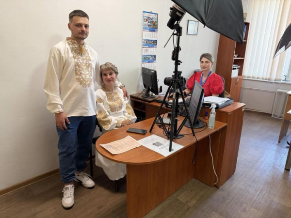 З весільного рушника – до міграційної служби