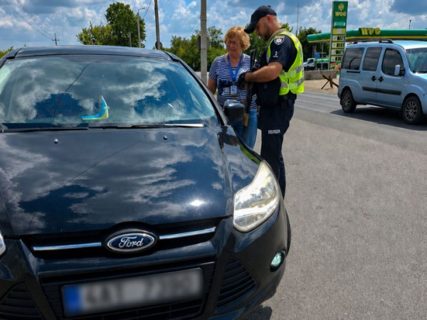 На Підволочищині міграційники спільно з правоохоронцями перевіряли водіїв автомобілів з іноземною реєстрацією