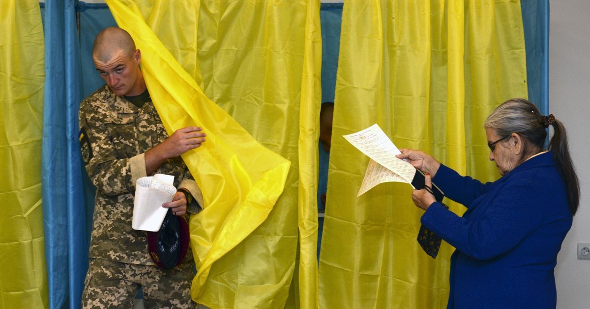 Хто очолює президентські рейтинги в Україні: соціологи опублікували нові дані