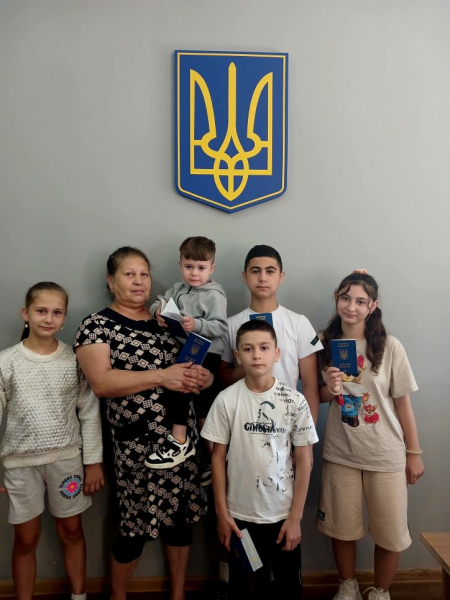 Нові можливості для родини:у Пирятині оформили закордонні паспорти бабусі та її онукам